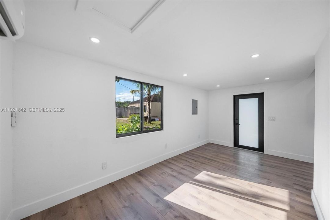 For Rent: $1,850 (1 beds, 1 baths, 1541 Square Feet)