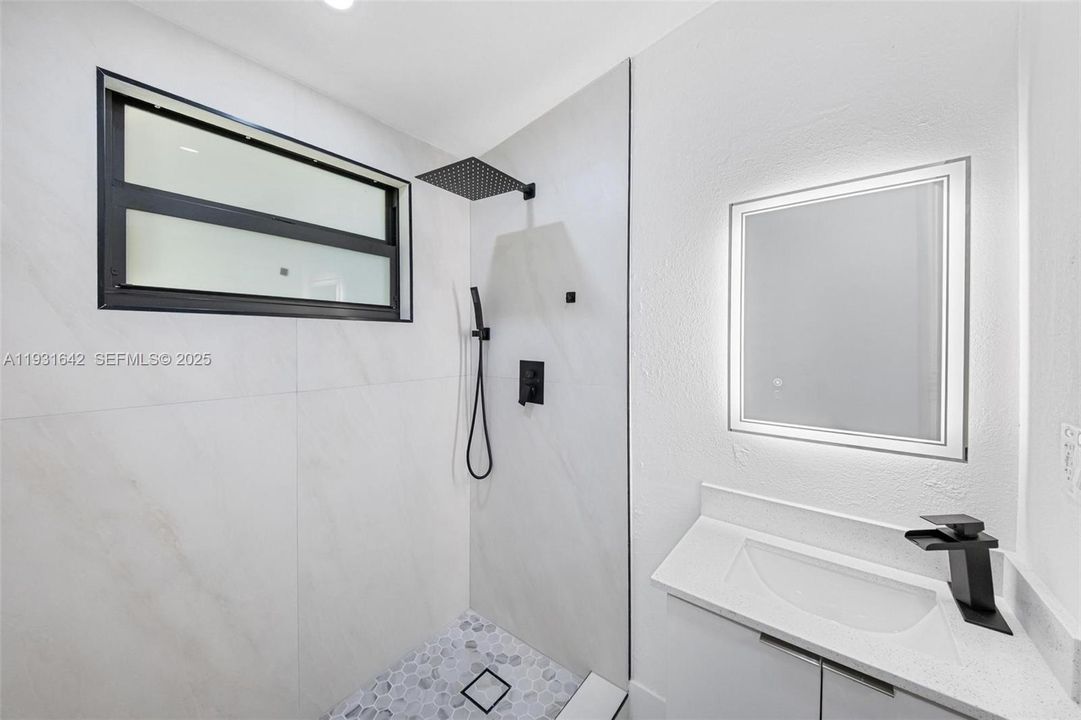 For Rent: $1,850 (1 beds, 1 baths, 1541 Square Feet)