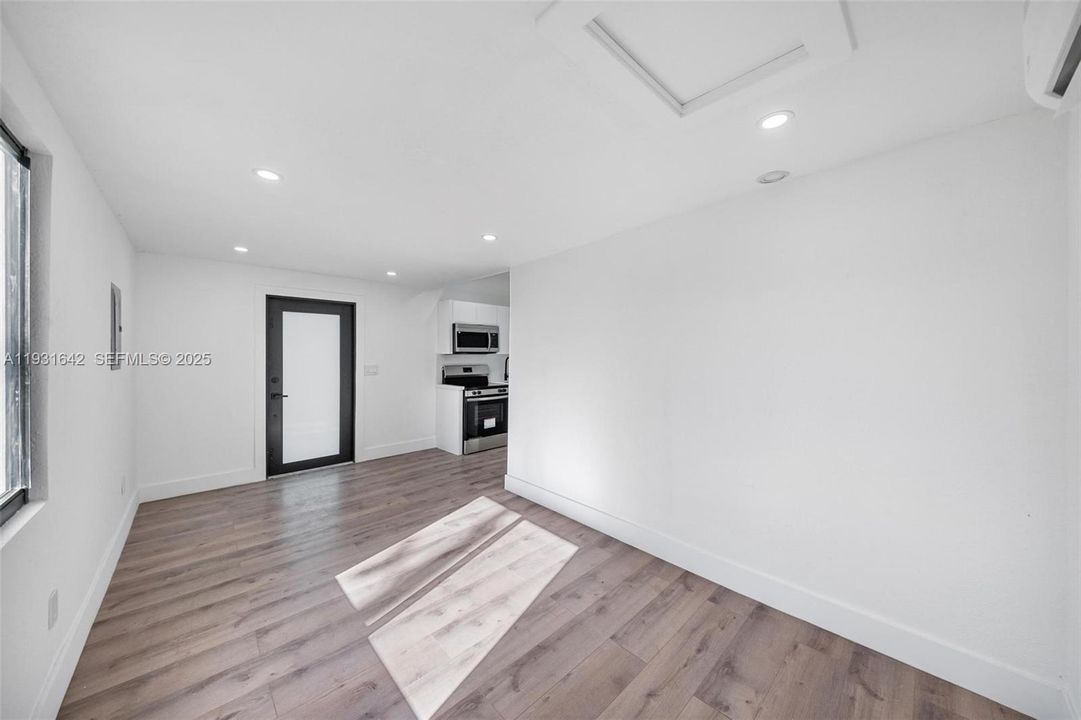 For Rent: $1,850 (1 beds, 1 baths, 1541 Square Feet)