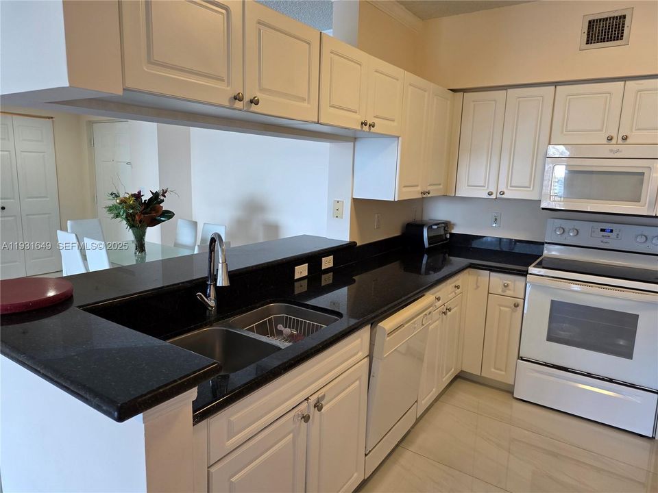 For Rent: $2,990 (2 beds, 2 baths, 1116 Square Feet)