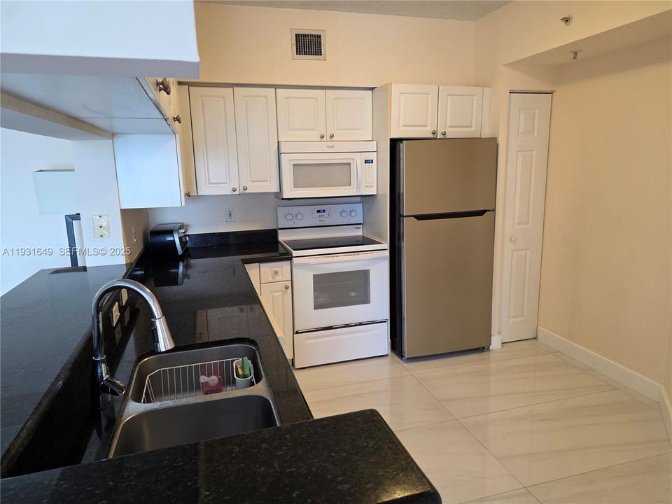For Rent: $2,990 (2 beds, 2 baths, 1116 Square Feet)