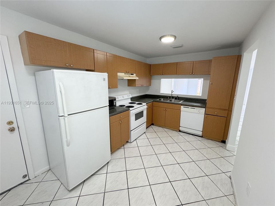 For Rent: $2,900 (3 beds, 2 baths, 1212 Square Feet)