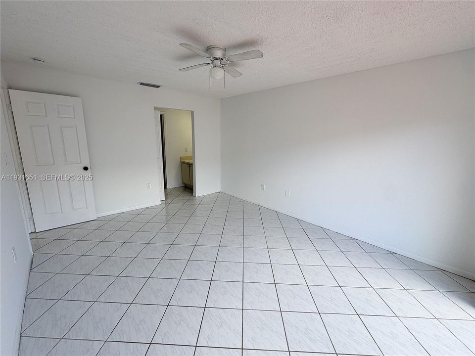 For Rent: $2,900 (3 beds, 2 baths, 1212 Square Feet)