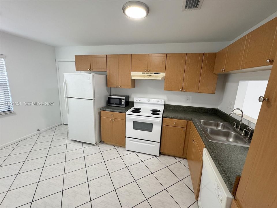 For Rent: $2,900 (3 beds, 2 baths, 1212 Square Feet)