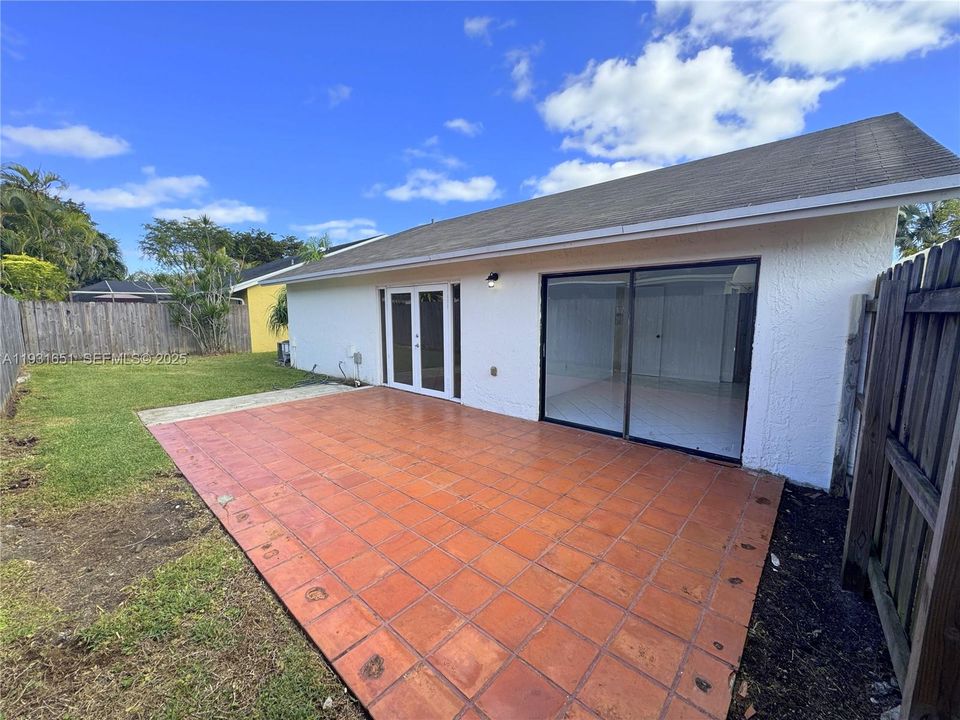 For Rent: $2,900 (3 beds, 2 baths, 1212 Square Feet)