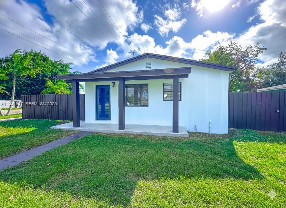 На продажу: $430,000 (2 спален, 1 ванн, 800 Квадратных фут)