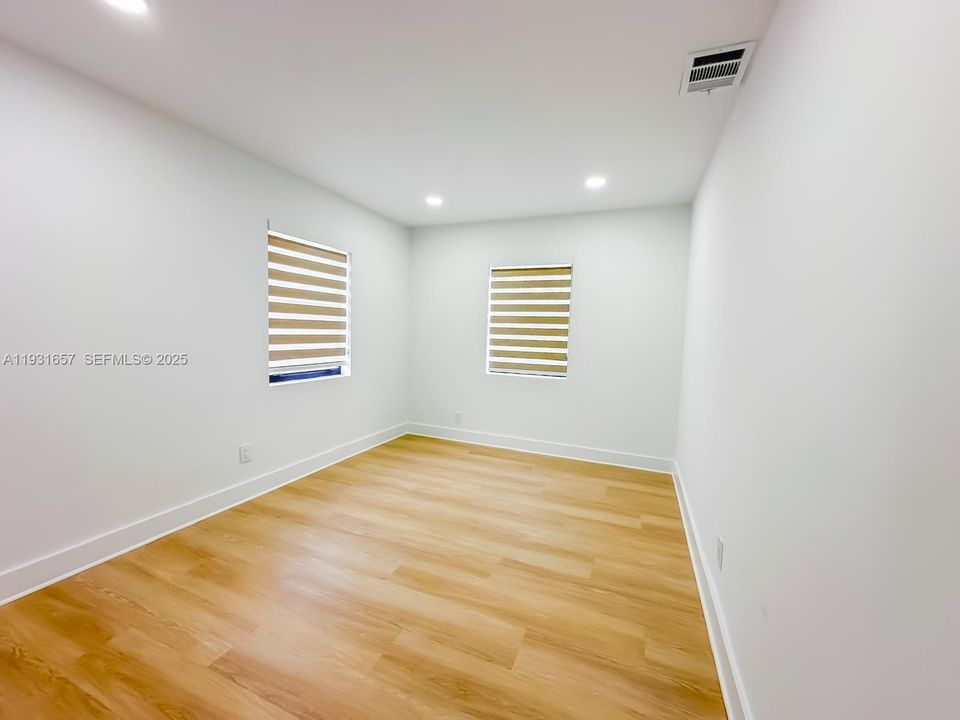 На продажу: $430,000 (2 спален, 1 ванн, 800 Квадратных фут)