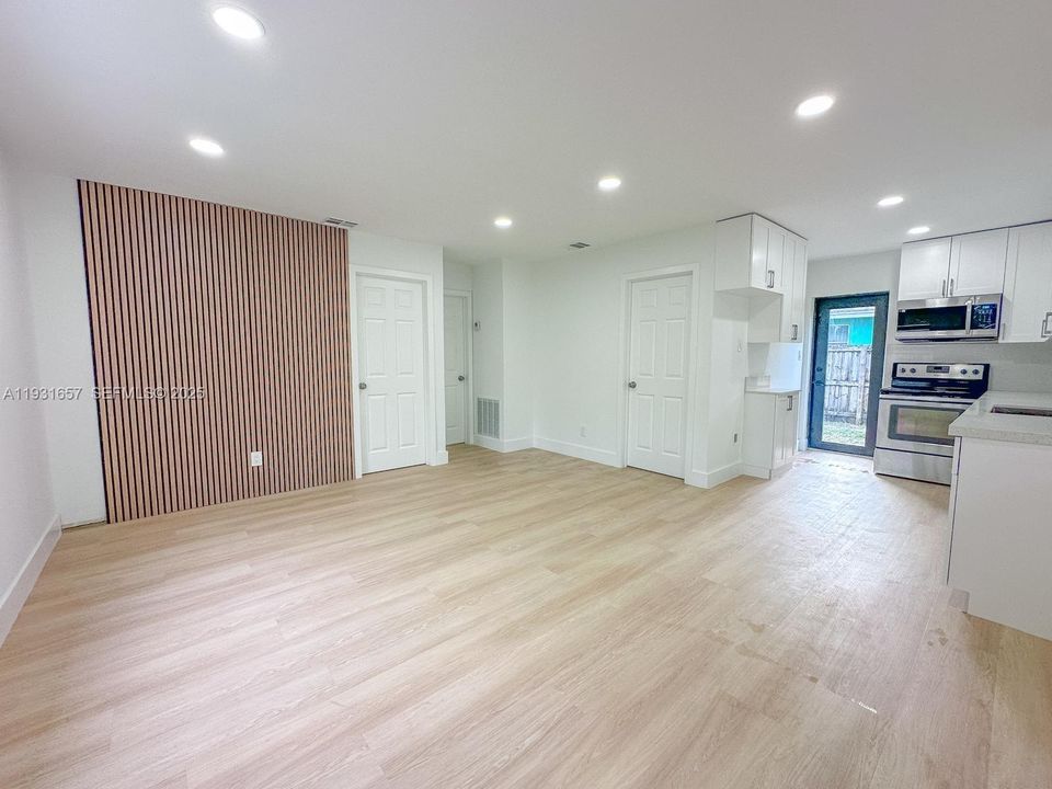 На продажу: $430,000 (2 спален, 1 ванн, 800 Квадратных фут)