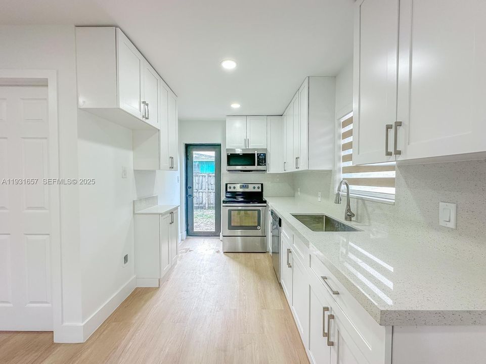 На продажу: $430,000 (2 спален, 1 ванн, 800 Квадратных фут)