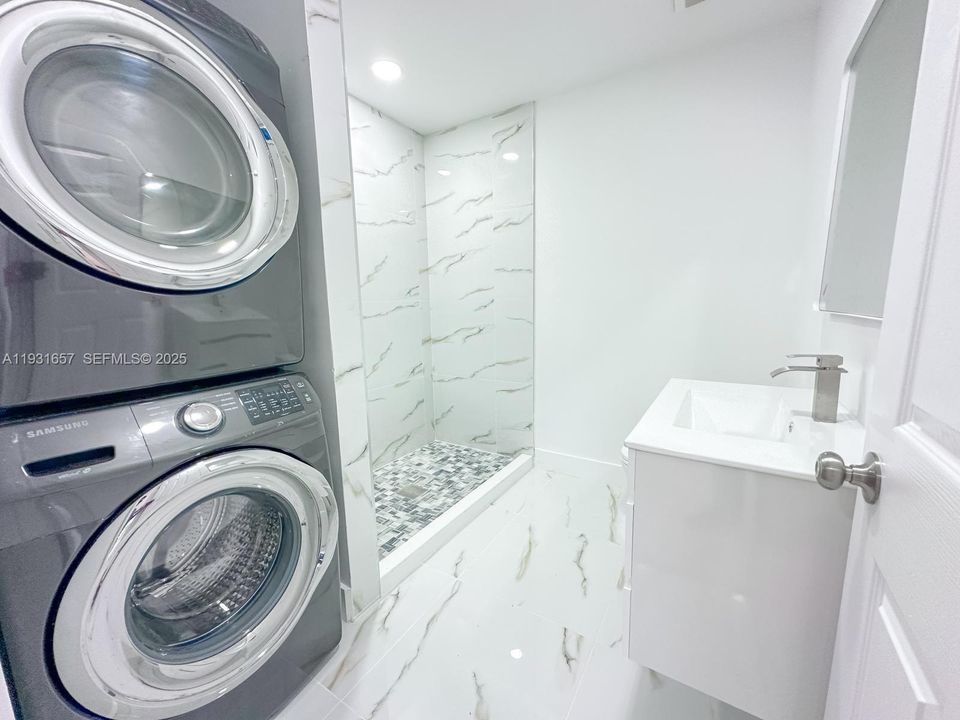 На продажу: $430,000 (2 спален, 1 ванн, 800 Квадратных фут)