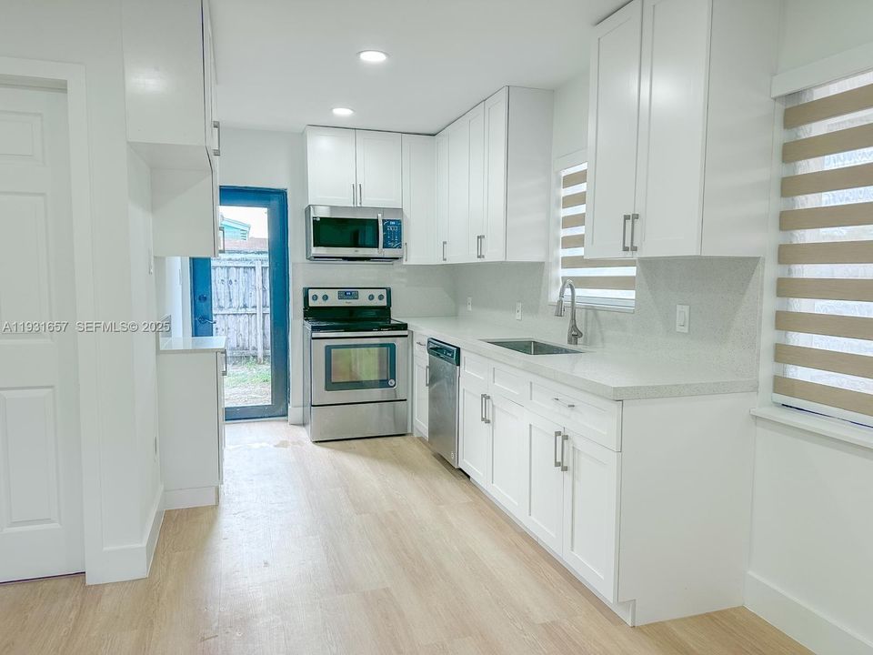 На продажу: $430,000 (2 спален, 1 ванн, 800 Квадратных фут)