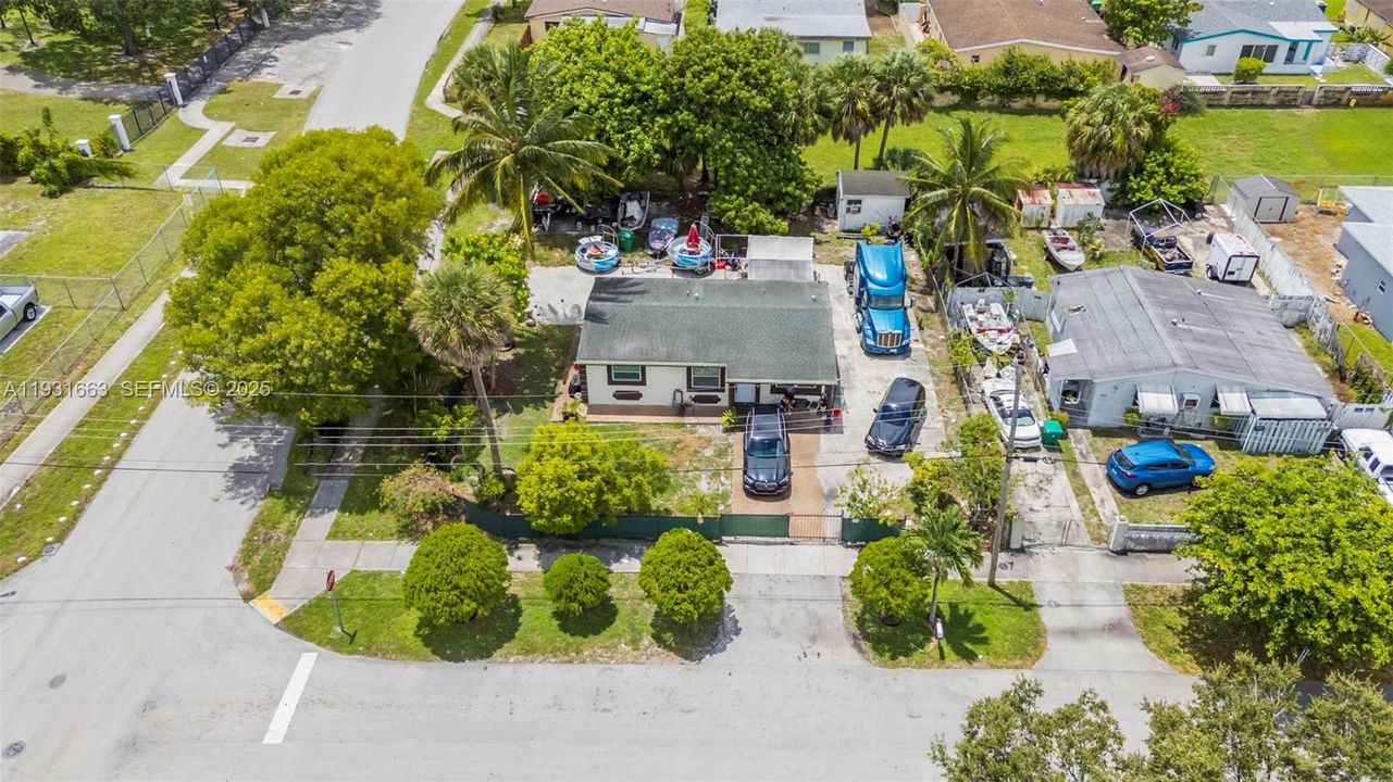 For Sale: $399,999 (3 beds, 2 baths, 766 Square Feet)