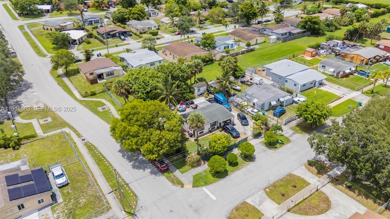 For Sale: $399,999 (3 beds, 2 baths, 766 Square Feet)