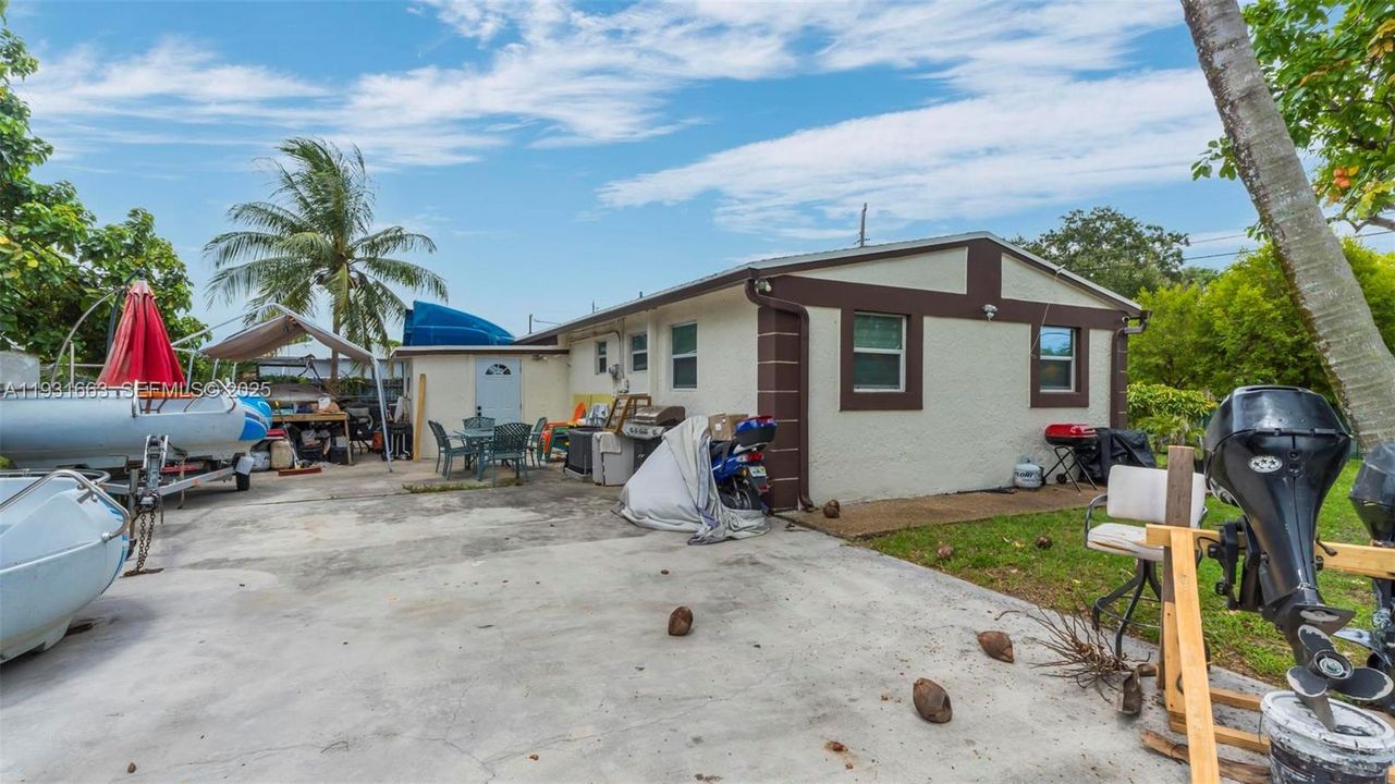 For Sale: $399,999 (3 beds, 2 baths, 766 Square Feet)