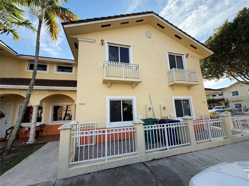 For Rent: $3,100 (3 beds, 3 baths, 1360 Square Feet)