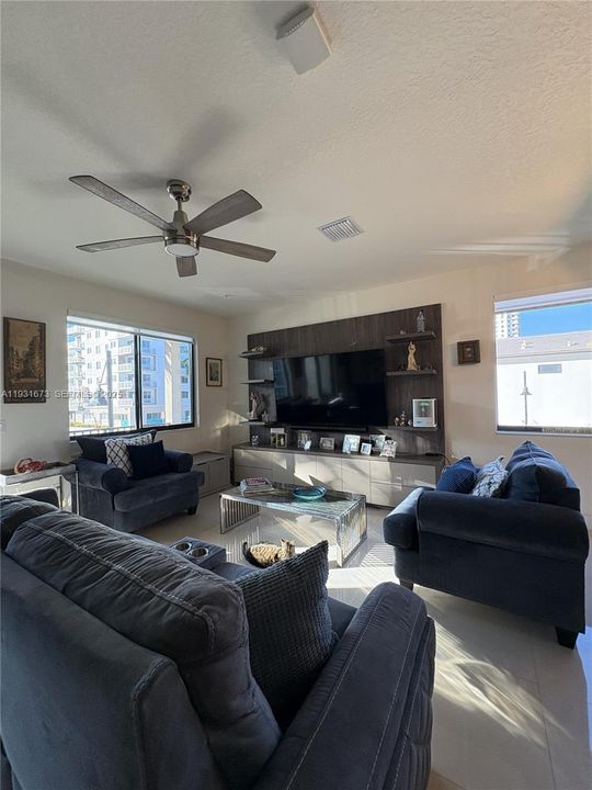 For Sale: $980,000 (3 beds, 3 baths, 2946 Square Feet)