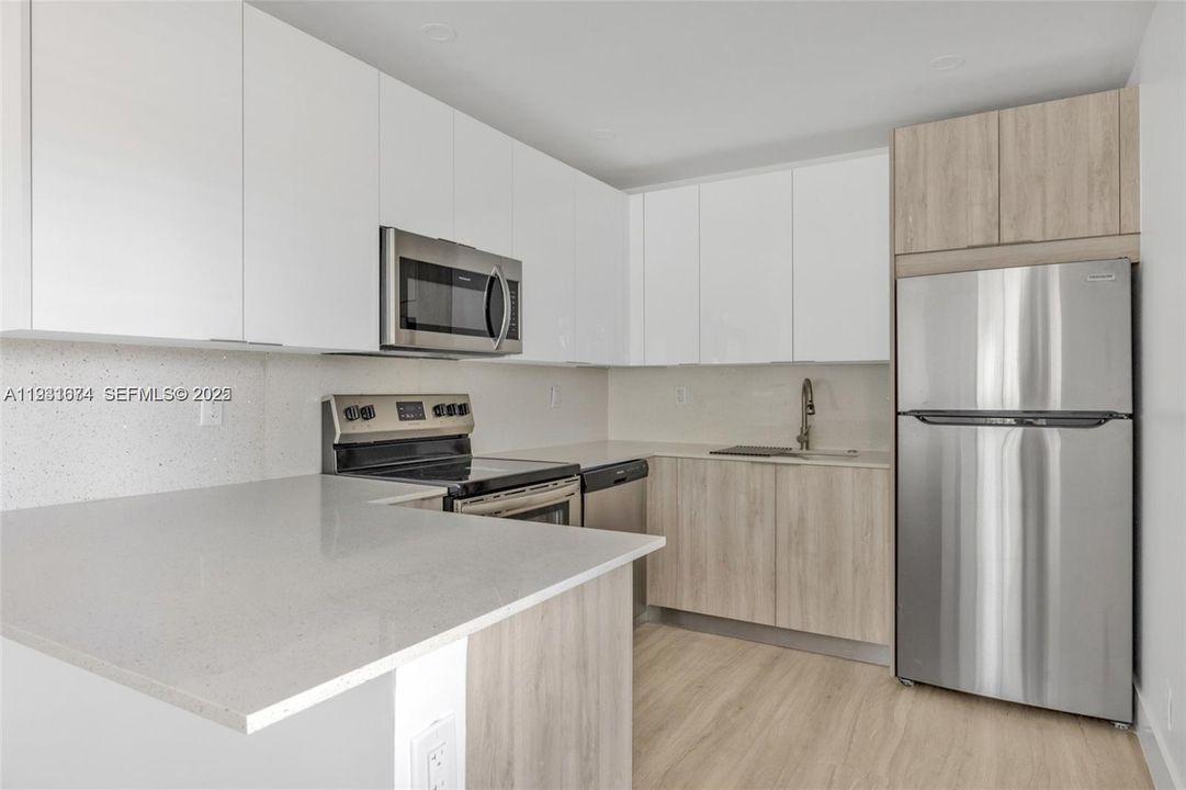 出租: $2,350 (2 贝兹, 1 浴室, 3180 平方英尺)