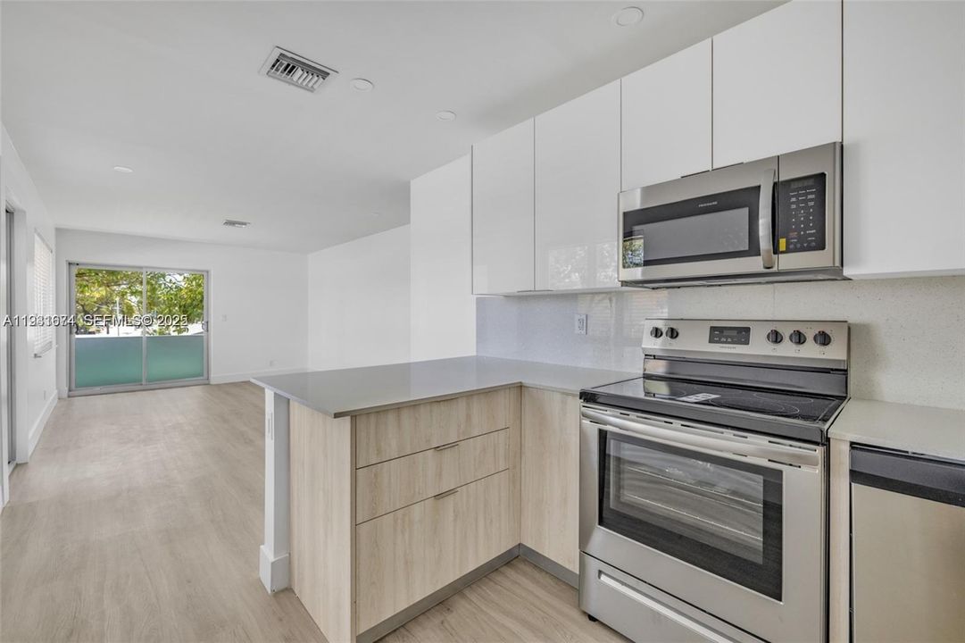 出租: $2,350 (2 贝兹, 1 浴室, 3180 平方英尺)