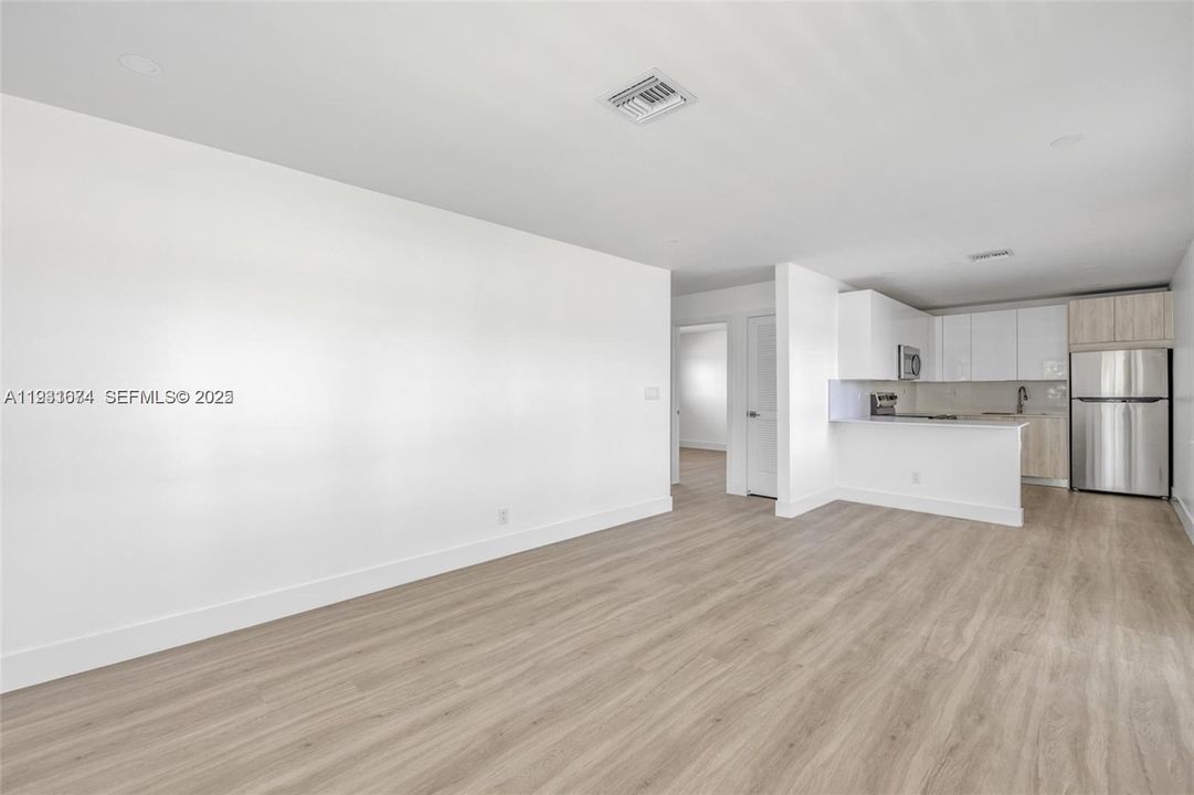 出租: $2,350 (2 贝兹, 1 浴室, 3180 平方英尺)