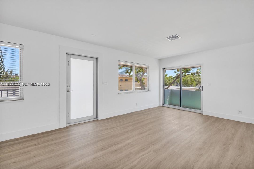 出租: $2,350 (2 贝兹, 1 浴室, 3180 平方英尺)