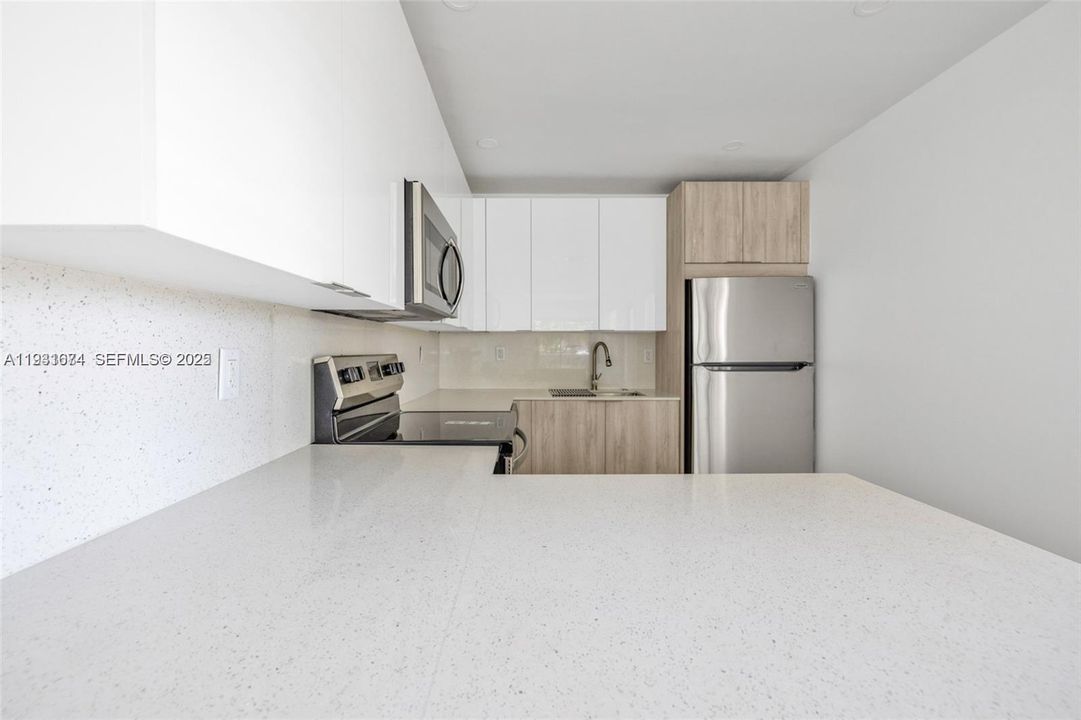 出租: $2,350 (2 贝兹, 1 浴室, 3180 平方英尺)