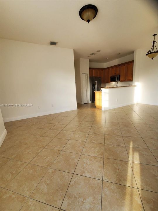 For Sale: $319,000 (2 beds, 2 baths, 1077 Square Feet)