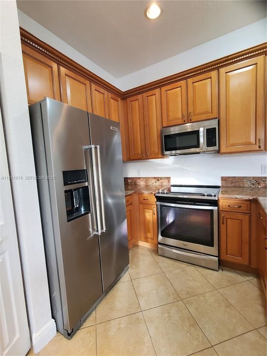 For Sale: $319,000 (2 beds, 2 baths, 1077 Square Feet)