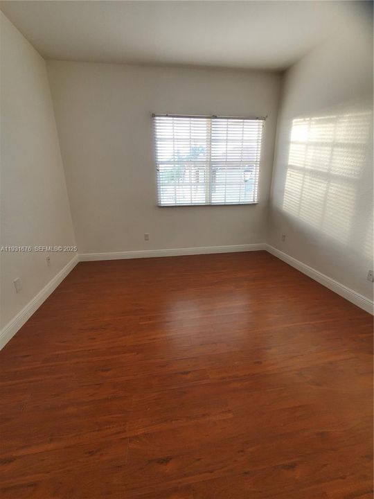 For Sale: $319,000 (2 beds, 2 baths, 1077 Square Feet)