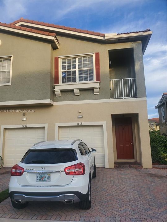 For Sale: $319,000 (2 beds, 2 baths, 1077 Square Feet)