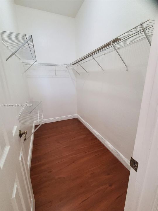 For Sale: $319,000 (2 beds, 2 baths, 1077 Square Feet)