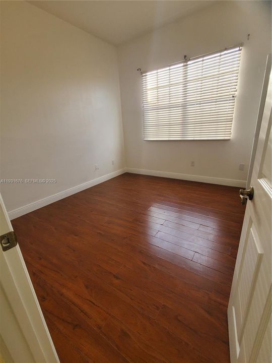 For Sale: $319,000 (2 beds, 2 baths, 1077 Square Feet)