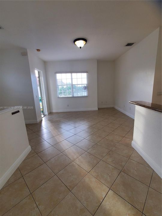 For Sale: $319,000 (2 beds, 2 baths, 1077 Square Feet)