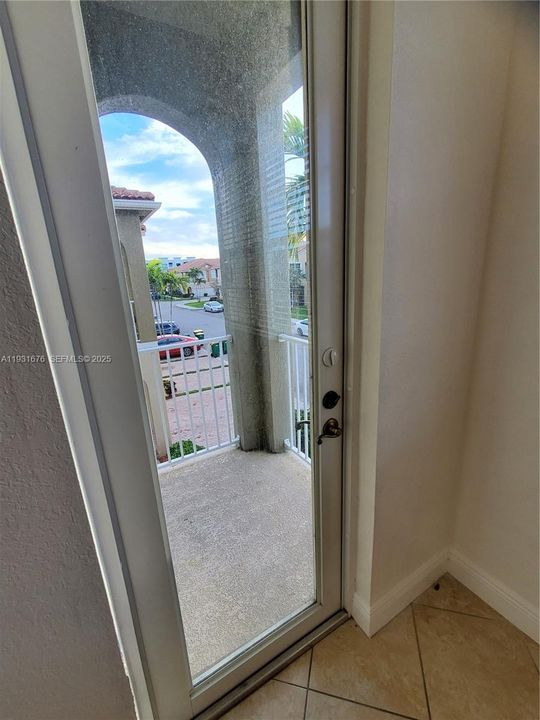 For Sale: $319,000 (2 beds, 2 baths, 1077 Square Feet)