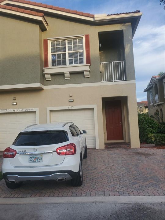 For Sale: $319,000 (2 beds, 2 baths, 1077 Square Feet)