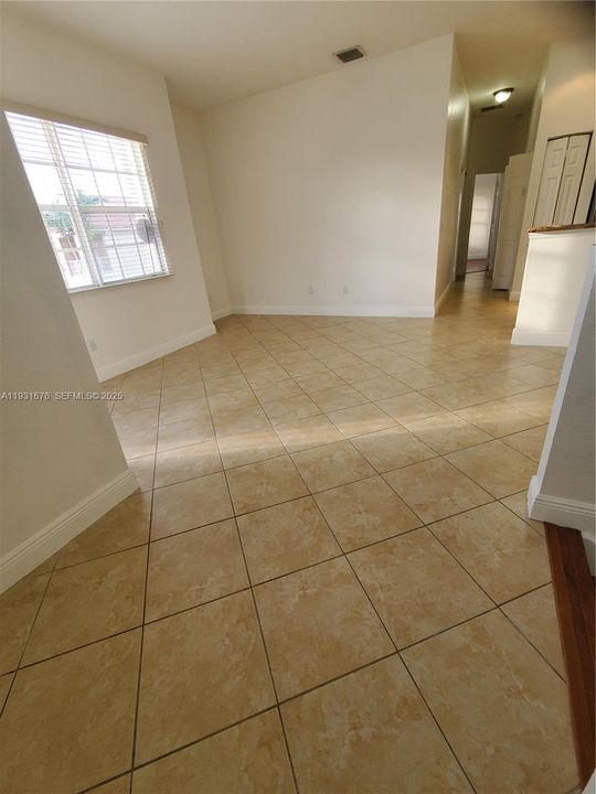 For Sale: $319,000 (2 beds, 2 baths, 1077 Square Feet)