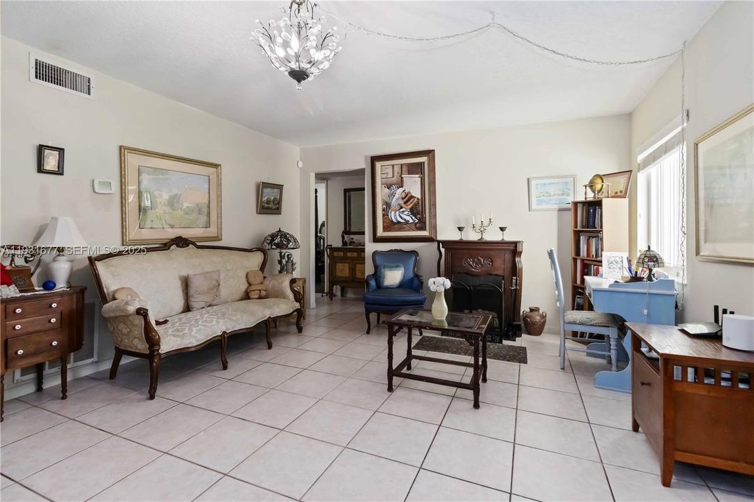 待售: $145,000 (2 贝兹, 1 浴室, 920 平方英尺)