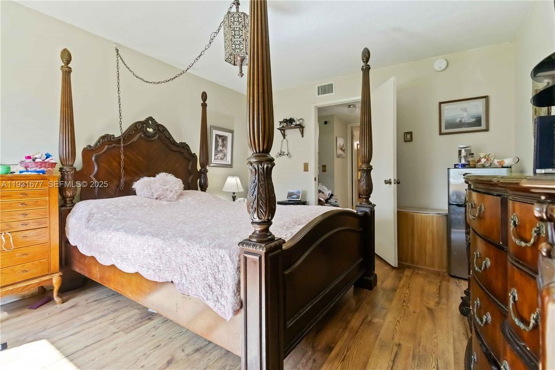 待售: $145,000 (2 贝兹, 1 浴室, 920 平方英尺)