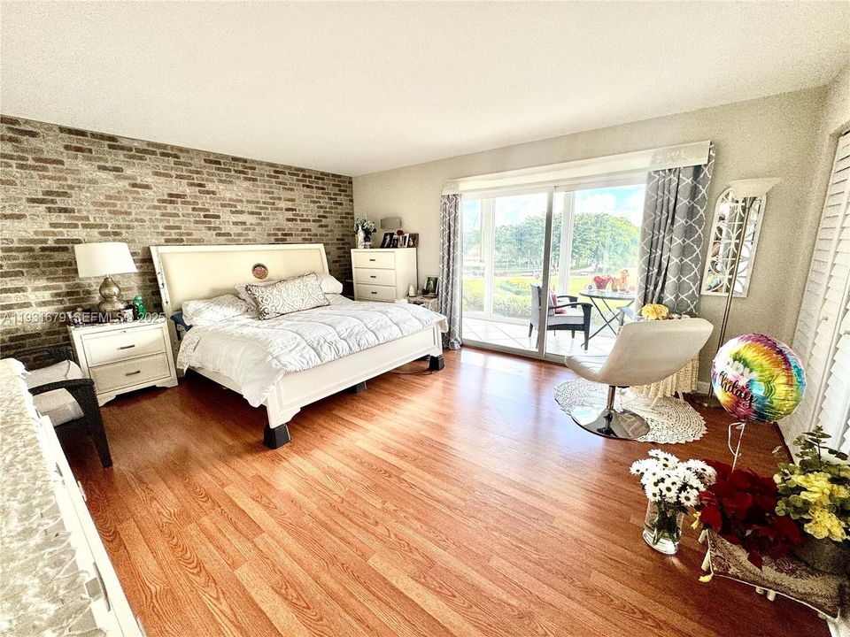 待售: $119,000 (1 贝兹, 1 浴室, 798 平方英尺)