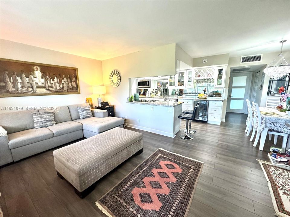 待售: $119,000 (1 贝兹, 1 浴室, 798 平方英尺)