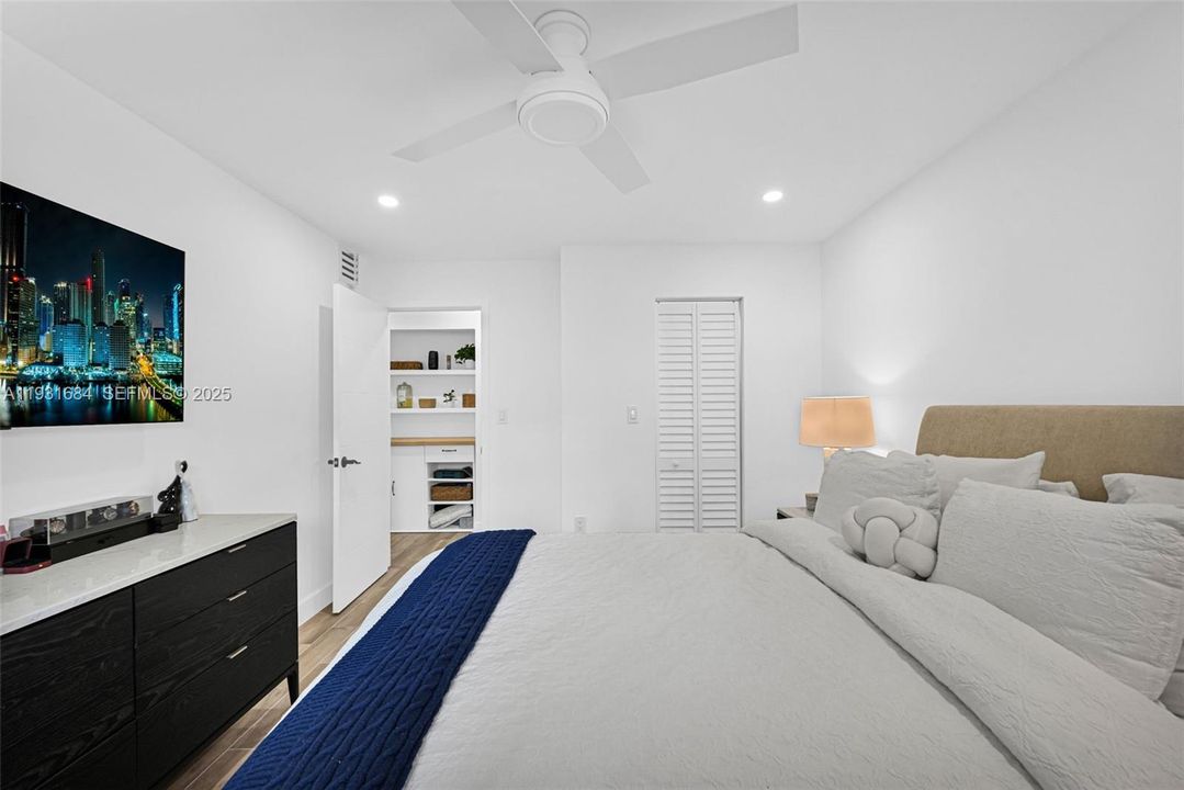 На продажу: $369,900 (2 спален, 1 ванн, 805 Квадратных фут)