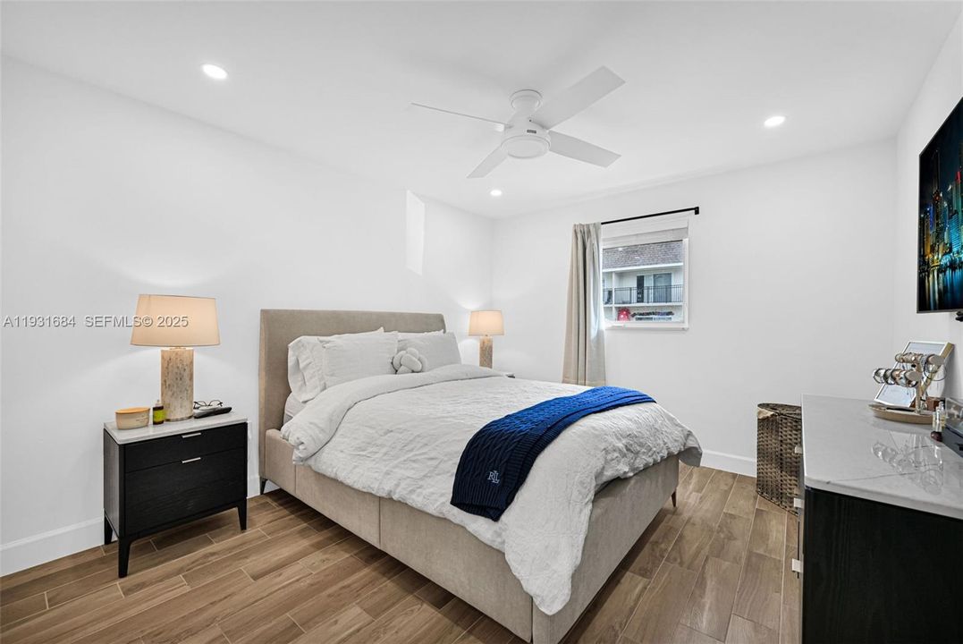 На продажу: $369,900 (2 спален, 1 ванн, 805 Квадратных фут)