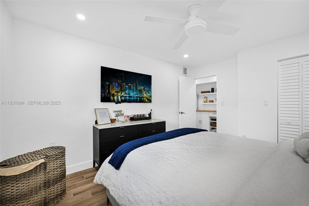 На продажу: $369,900 (2 спален, 1 ванн, 805 Квадратных фут)