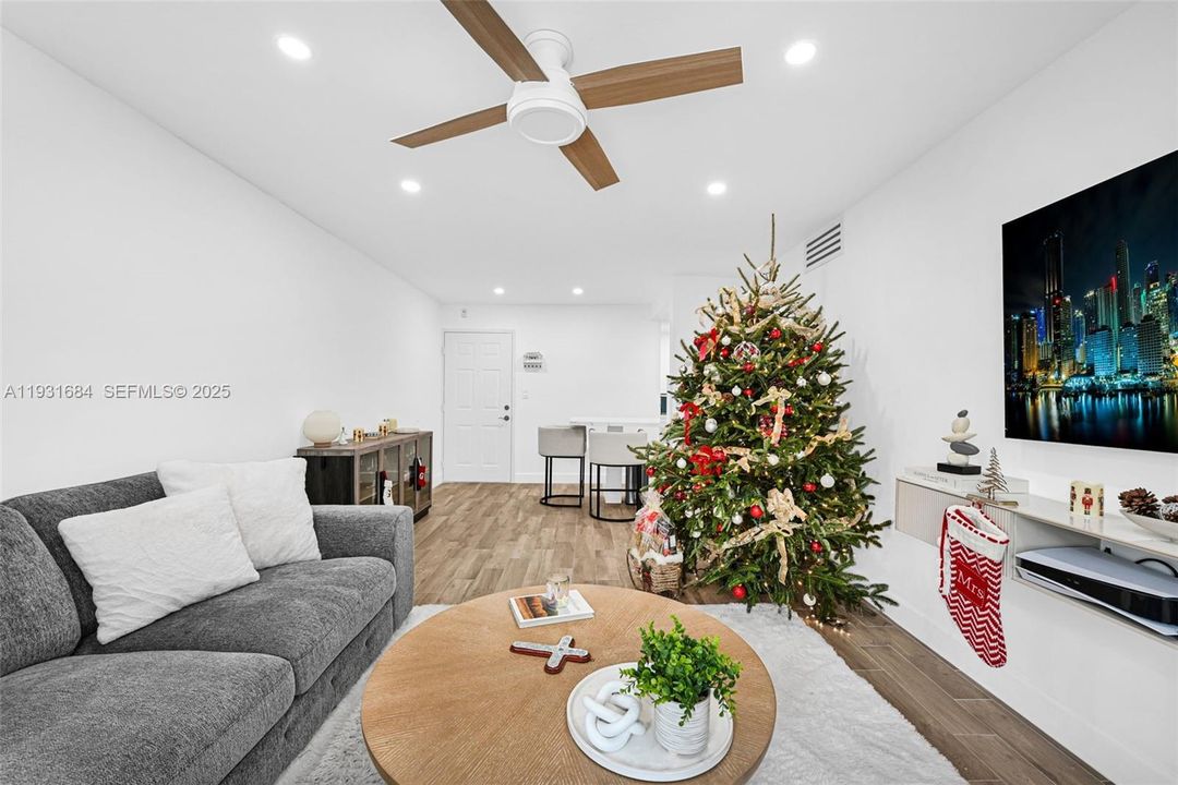 На продажу: $369,900 (2 спален, 1 ванн, 805 Квадратных фут)