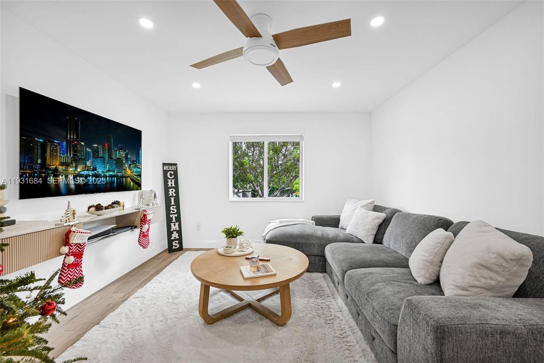 На продажу: $369,900 (2 спален, 1 ванн, 805 Квадратных фут)