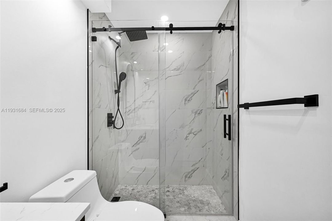 На продажу: $369,900 (2 спален, 1 ванн, 805 Квадратных фут)