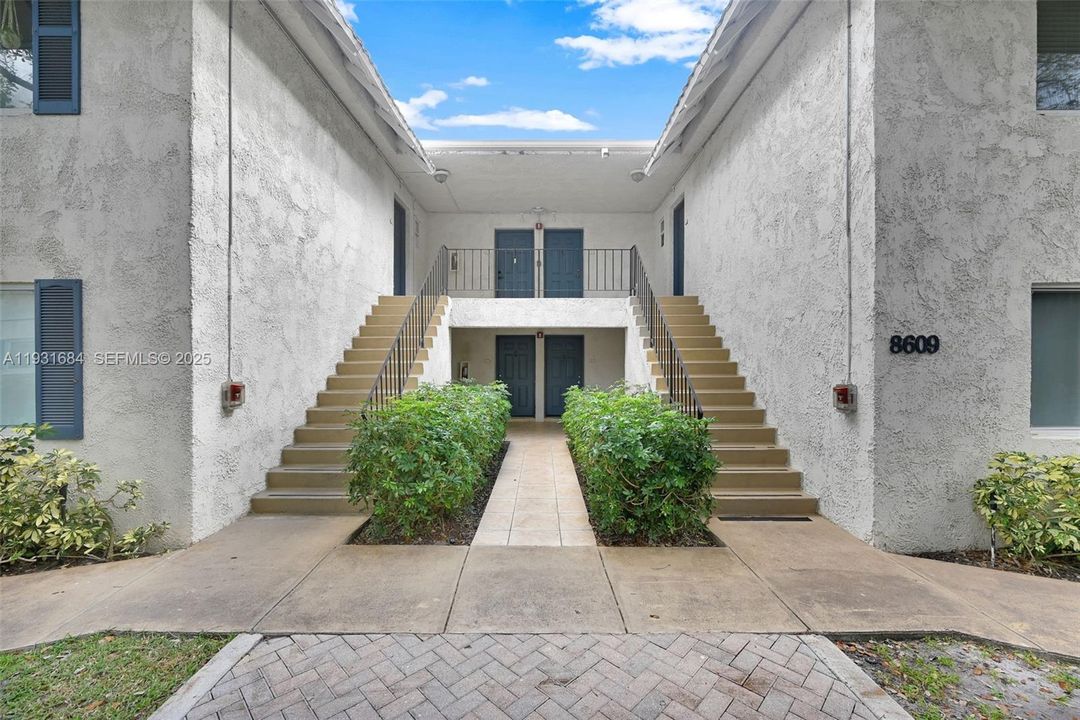 На продажу: $369,900 (2 спален, 1 ванн, 805 Квадратных фут)