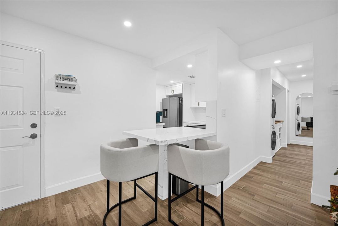 На продажу: $369,900 (2 спален, 1 ванн, 805 Квадратных фут)