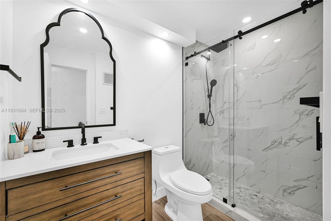 На продажу: $369,900 (2 спален, 1 ванн, 805 Квадратных фут)