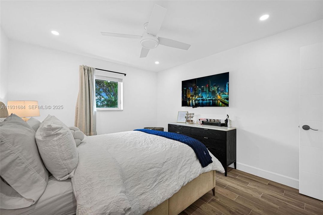 На продажу: $369,900 (2 спален, 1 ванн, 805 Квадратных фут)