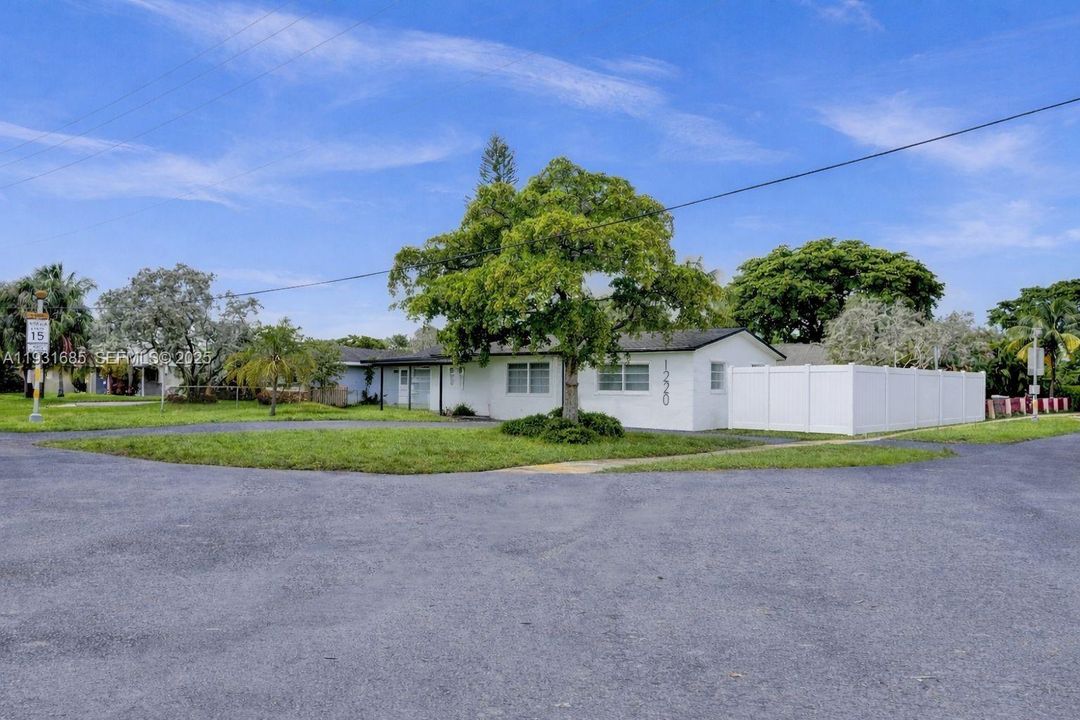 待售: $685,000 (4 贝兹, 2 浴室, 1489 平方英尺)